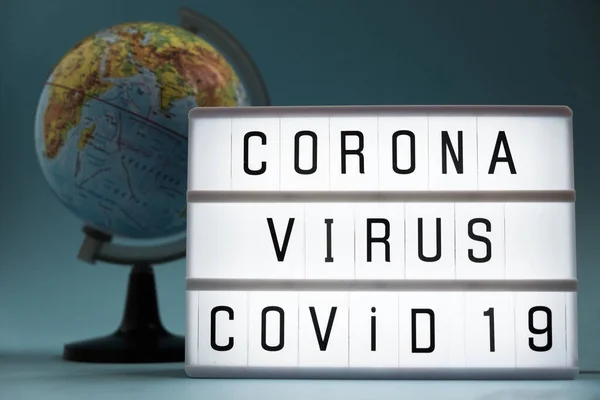 Concepto de Virus Corona. Brote de Coronavirus. pandemia mundial. Novela coronavirus 2019-nCoV con texto sobre fondo azul . —  Fotos de Stock