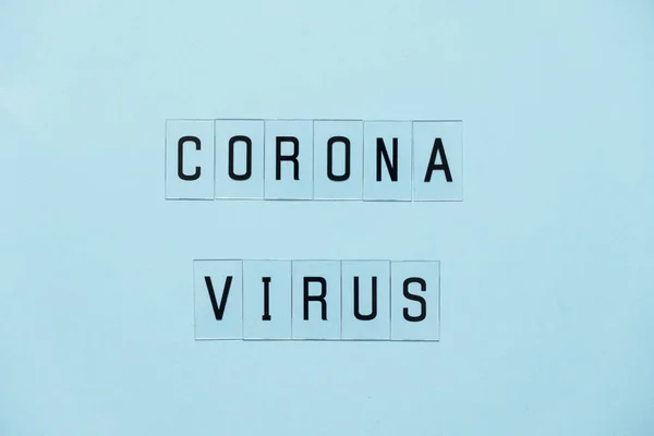 Conceito Coronavírus. Impedir ou parar a propagação do COVID-19 em todo o mundo. Cartas sobre fundo azul . — Fotografia de Stock