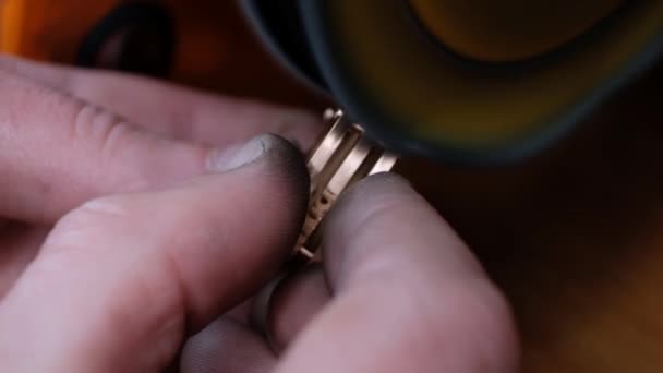 Ο κοσμηματοπώλης γυαλίζει το δαχτυλίδι στη γυαλιστική μηχανή. Ο Γκόλντσμιθ δουλεύει στον πάγκο εργασίας του. — Αρχείο Βίντεο