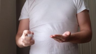 İnsan ellerinde antibakteriyel dezenfektan jeli. Hijyen konsepti. Mikropların ve bakterilerin yayılmasını önle ve korona virüsünü önle..