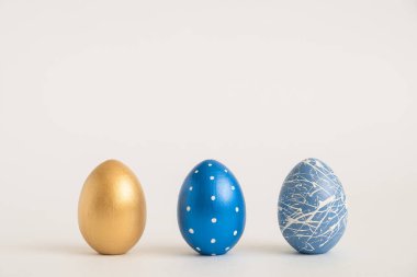 Yuvadaki Paskalya yumurtası çerçevesi web pankartı için beyaz arka planda izole edilmiş. Asgari paskalya konsepti. Mesaj için fotokopi alanı olan mutlu Paskalyalar. Üst görünüm, düz görünüm.