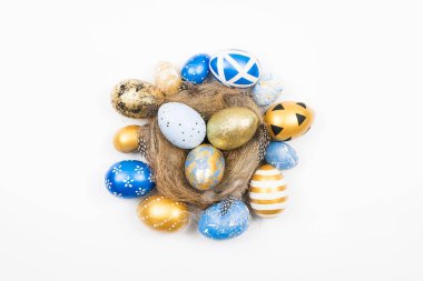 Yuvadaki Paskalya yumurtası çerçevesi web pankartı için beyaz arka planda izole edilmiş. Asgari paskalya konsepti. Mesaj için fotokopi alanı olan mutlu Paskalyalar. Üst görünüm, düz görünüm.