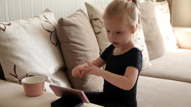 Fernunterricht, Online-Bildung für Kinder. Kleines Mädchen, das zu Hause vor dem Smartphone Mathe lernt. Kinder schauen sich Online-Cartoons an und lernen zu zählen. Quarantäne zu Hause — Stockvideo