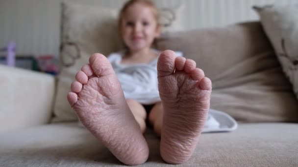 Gros plan des enfants drôles de pieds ridés après un long bain. Souriante fille après avoir nagé — Video