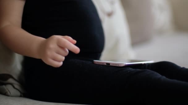 Ensino à distância, educação online para crianças. Menina estudando em casa na frente do smartphone. Criança assistindo desenhos animados on-line, crianças vício em computadores, controle parental. Quarentena em casa — Vídeo de Stock