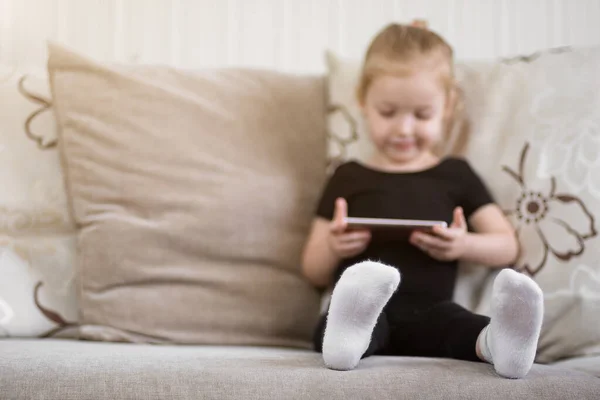 Apprendimento a distanza, educazione online per bambini. Bambina che studia a casa davanti allo smartphone. Bambino che guarda cartoni animati online, bambini dipendenza dal computer, controllo parentale. Quarantena a casa — Foto Stock