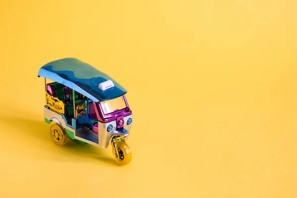 Modell Toy Tuk Tuk isoliert auf gelbem Hintergrund. Thailändisches traditionelles Taxi in Bangkok Thailand. Souvenir — Stockfoto