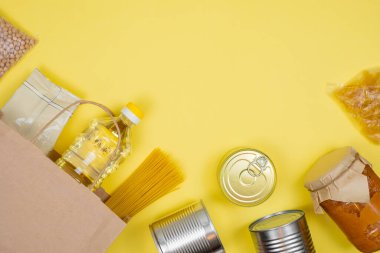 Çeşitli akıllı yiyeceklerle dolu bağış kutusu. Kese kağıdı. Yiyecek bağışları ya da yemek dağıtım hizmeti kavramı.