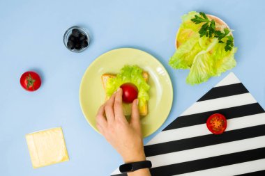 Çocuklar için eğlenceli yemek sanatı. Mavi arka planda uğur böceği sandviçi. Evde çocuklara yaratıcı kahvaltı hazırlamayı. Adım adım talimat, yukarıdan görüş. 4. Adım