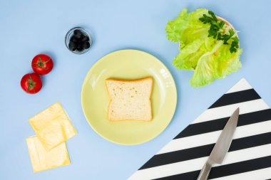 Çocuklar için eğlenceli yemek sanatı. Mavi arka planda uğur böceği sandviçi. Evde çocuklara yaratıcı kahvaltı hazırlamayı. Adım adım talimat, yukarıdan görüş. Adım 2.