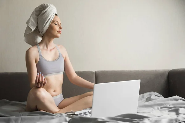 Fiatal nyugodt nő pihentető meditál laptoppal otthon, meditál csukott szemmel a termelékenység növelése a munkahelyen. Harmónia és meditáció. Egészséges életmód — Stock Fotó