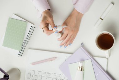 Kadın güzellik blogcusu ya da danışmanı. Uzaktan kumanda evden çalışıyor. Bağımsızlar dizüstü bilgisayarı, bir fincan kahve. İnternetten alışveriş kozmetik ürünleri. Ofis beyaz masaüstü, düz yatış, maket ve kopyalanma alanı. 