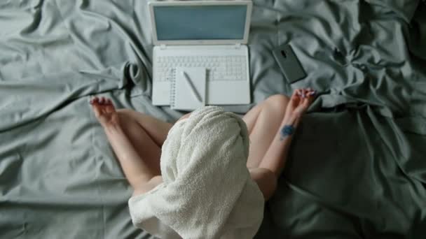 Giovane donna calma rilassante meditando con computer portatile a casa, meditando con gli occhi chiusi per aumentare la produttività sul posto di lavoro. Armonia e concetto di meditazione. Stile di vita sano — Video Stock