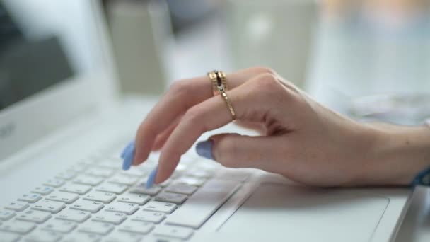 Mujer de negocios, estudiante que usa computadora portátil en el escritorio, manos femeninas que escriben en el teclado del portátil que estudia el trabajo con la tecnología de PC concepto de educación en línea en la mesa, vista de cerca — Vídeos de Stock