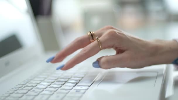 Mujer escribiendo en el teclado del ordenador portátil en la oficina. Cerca de las manos de la mujer escribiendo en el teclado del ordenador portátil. casa, freelancer, proyecto, escritura, comunicación, digital, monitor, notebook, estudiante creativo — Vídeos de Stock