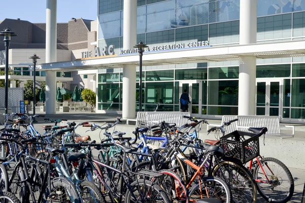 Fahrräder am uc davis arc center abgestellt — Stockfoto