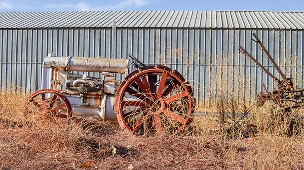 那老废弃的拖拉机 — 图库照片