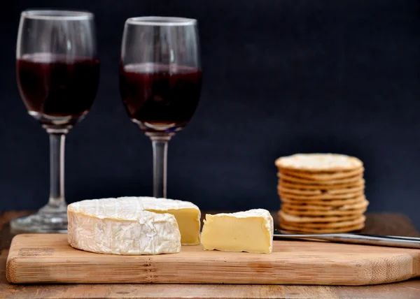 Queso y vino para dos — Foto de Stock