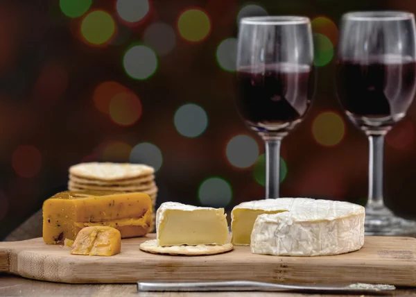 Cheese and wine for two — Stock Photo, Image