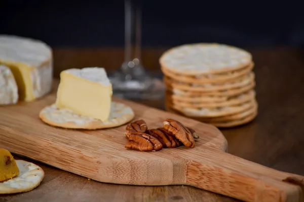 Сыр и вино для одного — стоковое фото