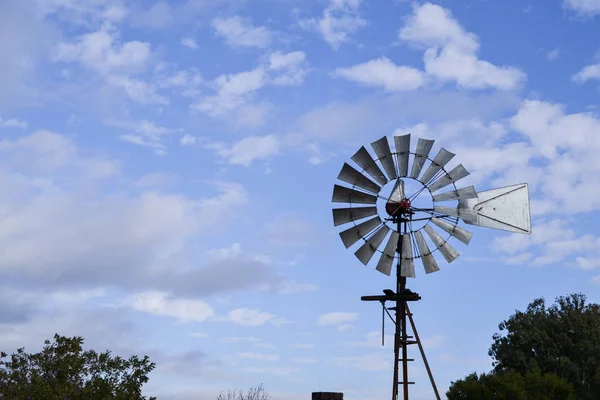 Oldtimer-Windmühle in Zentralkalifornien — Stockfoto