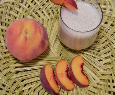 Şeftali ve şeftali smoothie