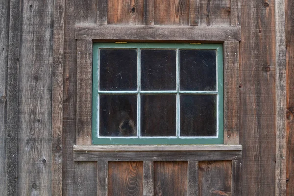 Okno log cabin Gree — Zdjęcie stockowe