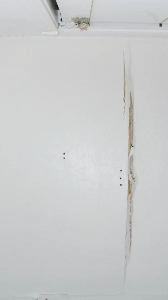 Трещина в потолке, вид снизу — стоковое фото