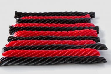 Kırmızı ve siyah meyankökü gofret 