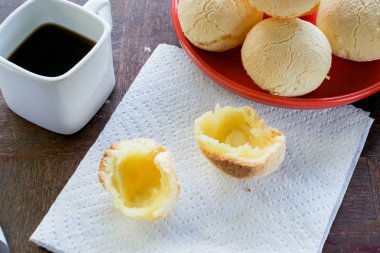 Brezilyalı peynir ekmek yarım kahve ile 