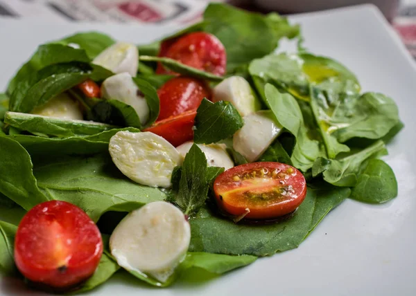 Zdravé zelené rajče a sýr salada — Stock fotografie