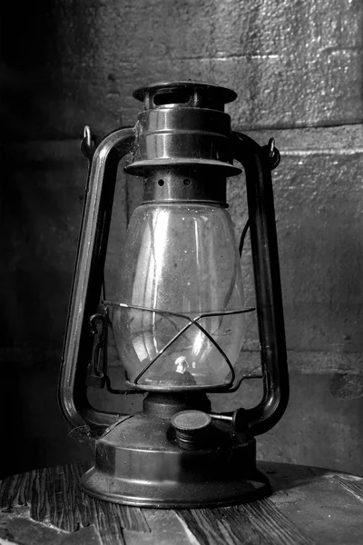 Antiguo farol de gas en blanco y negro —  Fotos de Stock