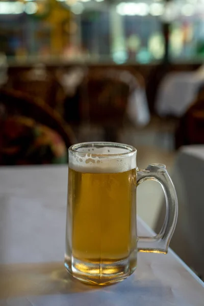 Sklenice piva v prostředí restaurace — Stock fotografie