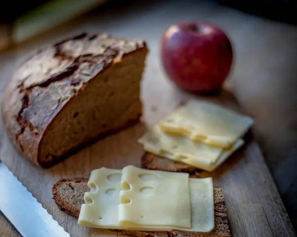 Assiette au fromage, pain et fruits — Photo