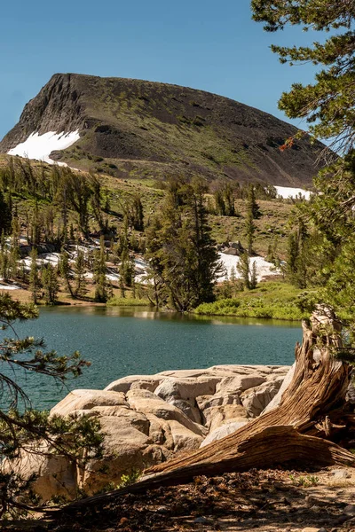 Veduta del Lago delle Rane e delle montagne — Foto Stock