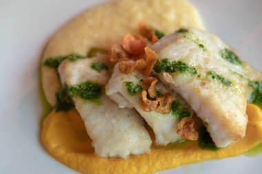 Patates püresi üzerine balık filetosu.