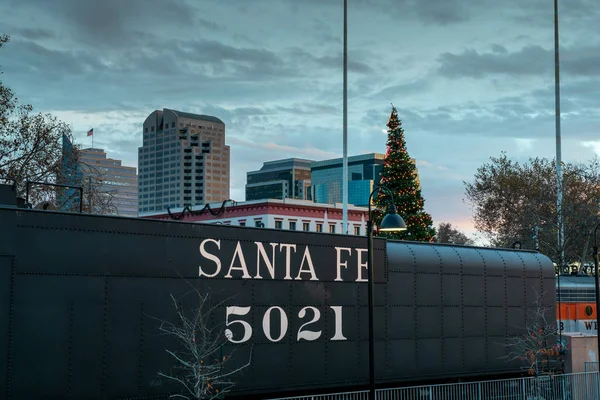 Veduta dello skyline di Sacramento al tramonto e dell'albero di Natale — Foto Stock
