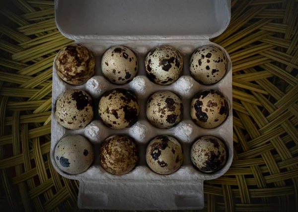 Ovos de codorna na cesta de forno — Fotografia de Stock