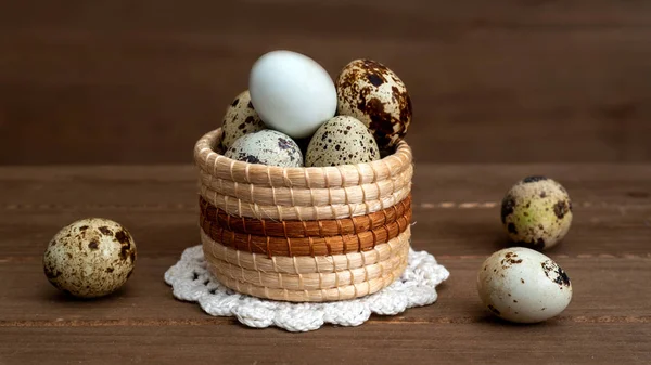 Перепелиные яйца в маленькой корзине — стоковое фото