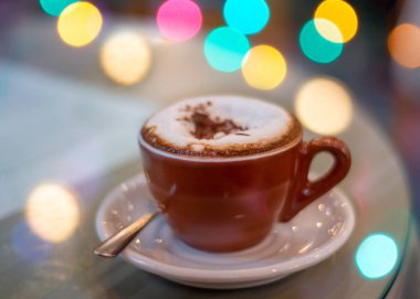 Bokeh toplu bir fincan kahve.