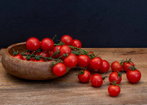 Tomatillos vermelhos frescos em preto — Fotografia de Stock