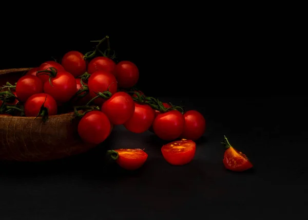 Tomatillos vermelhos frescos em preto — Fotografia de Stock