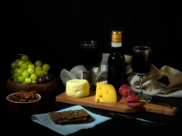 Plateau de fromage pour deux contre sombre — Photo