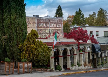 Ashland, Oregon, Usa. 18 Ekim 2019. Sonbaharda Ana Cadde 'nin bir bölümü, eski, tarihi bir bina ve kırmızı ve sarı sonbahar renkleri. Ashland ünlü Shakespeare Festivali 'nin evidir.