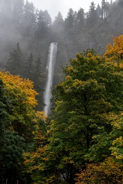Lunga Esposizione Cascate Multnomah Oregon Usa Autunno Con Colori Gialli — Foto Stock