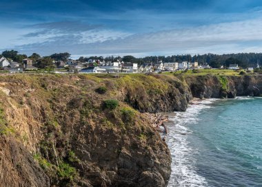Mendocino, CA, 8 Mart 2020. Mencocino Headlands Eyalet Parkı 'ndan şehir manzarası, mavi gökyüzü günü bulutlu..