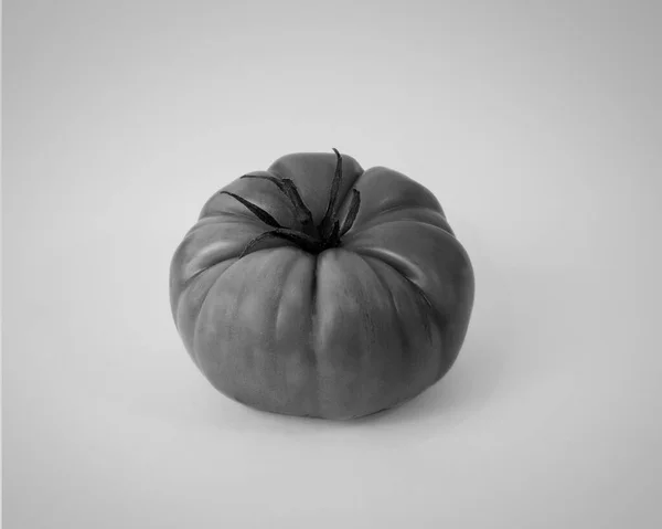 Tomate Preto Branco Sobre Fundo Branco Isolado Visto Lado — Fotografia de Stock