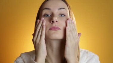 Güzel model yüz üzerinde krem Sarı zemin üzerine koyarak