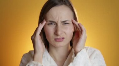 Onun tapınakları dairesel hareket, sağlık ve stres kavramı ile masaj baş ağrısı olan üzgün kadın.