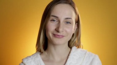 Mutlu pozitif gülümseyen kadın kamera seyir başparmak-up gösterir